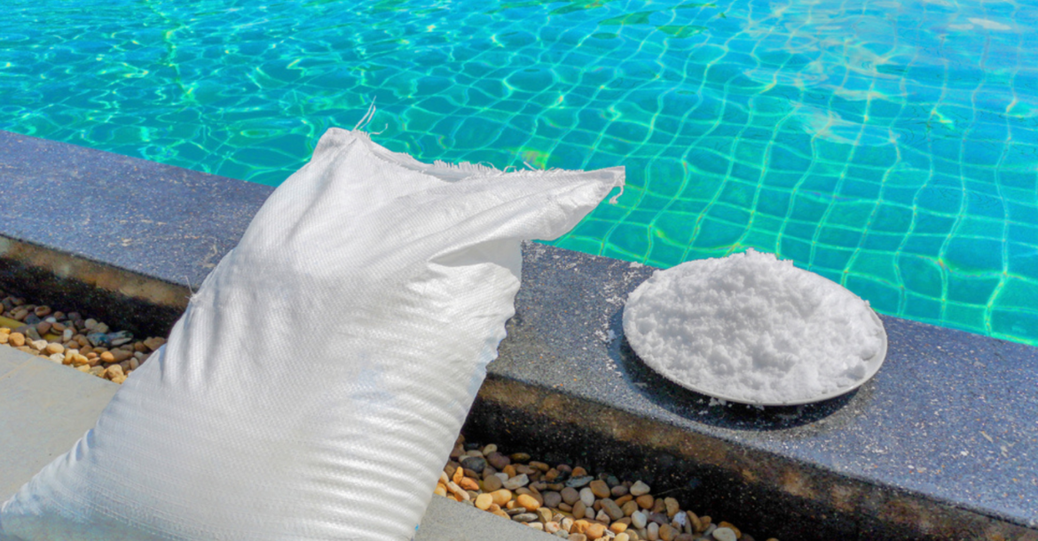 Traitement de l'eau au sel pour entretien piscine