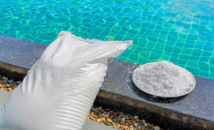 Traitement de l'eau au sel pour entretien piscine